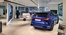 Lexus Schweiz präsentiert aktuell im Lexus City Store Zürich zwei exklusive Modell-Premieren mit dem Lexus RX 500h (bis 2. Dezember) und dem Lexus RZ 450e (2. bis 19.Dezember)